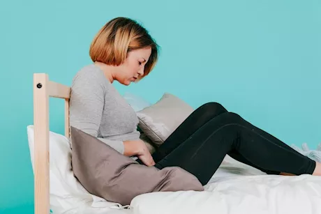 غثيان وآلام ثدي.. دليلك لتخفيف أعراض الثلث الأول من الحمل