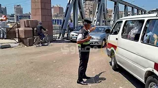 ضحكة تكسر الزحام وابتسامة تخطف القلوب.. حكاية الأمين إبراهيم أيقونة المرور بالمنصورة