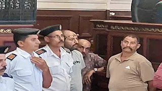 "دفنهم تحت البلاط".. وصول "سفاح المعمورة" محكمة جنايات الإسكندرية - صور