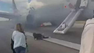 رعب في مطار دنفر الأمريكي بعد اشتعال طائرة.. و173 راكبًا يقفزون للنجاة (فيديو)