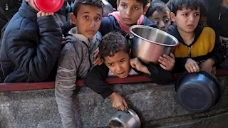 إعلام عبري: صورة الطفل الجائع في غزة أسقطت الرواية الإسرائيلية أمام العالم