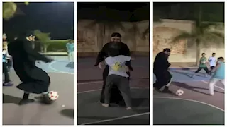 جمهوره من الأطفال.. قس يخطف القلوب بكرة القدم في البحيرة (فيديو وصور)