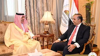 وزير الشئون النيابية يؤكد خلال لقائه السفير السعودي متانة العلاقات بين البلدين
