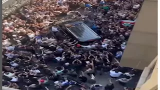 خروج جثمان زياد الرحباني من المستشفى وسط حشد كبير من الجمهور (صور وفيديو)