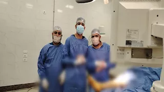 نجاح عملية دقيقة لشاب مصاب بمرض "العظم الزجاجي" في مستشفى صدر المنيا