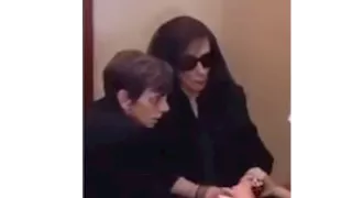 فيروز ترفض تقبيل ماجدة الرومي ليديها في جنازة زياد الرحباني (صور وفيديو)