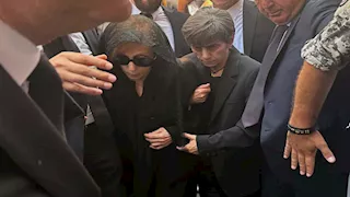 "راكعة على قدميها".. ماجدة الرومي تقدم العزاء إلى فيروز 