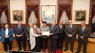 صور.. محافظ القاهرة يكرم 30 من أوائل الثانوية العامة والمكفوفين والدبلومات