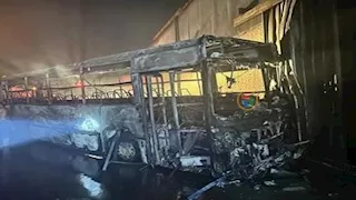 "10 براميل زيت وأتوبيس".. السيطرة على حريق داخل مصنع كريازي بالعبور- صور