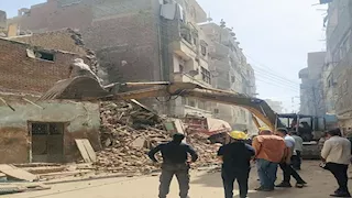 مصرع سيدة ونجاة ابنها.. الصور الأولى لحادث انهيار عقار طنطا