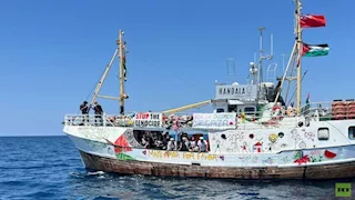 إسرائيل تبدأ ترحيل مشغلي السفينة "حنظلة" بعد السيطرة عليها  