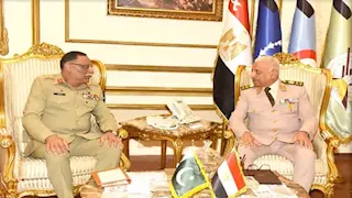 وزير الدفاع يلتقي رئيس هيئة الأركان المشتركة الباكستانية - تفاصيل المناقشات