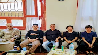 وفاء بلا حدود.. زيارة مؤثرة من طلاب أندونيسيين لمعلمهم بطهطا (صور)