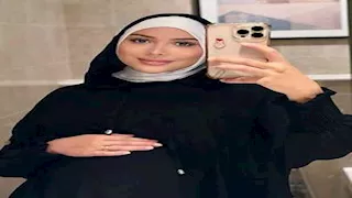 "مع القطط".. 6 صور رومانسية للنني وزوجته الثانية في منزلهم 