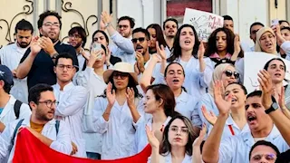 الأطباء الشبان في تونس يبدأون إضراباً مفتوحًا عن العمل