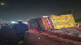 بالصور|"تريلا" تدهس 5 سيارات ملاكي على دائري القطامية