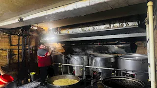 بالصور- ضبط أغذية فاسدة داخل محل كشري شهير ببنها 