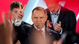 الرئيس البولندي المنتخب نافروتسكي يجري أول اتصال هاتفي مع زيلينسكي