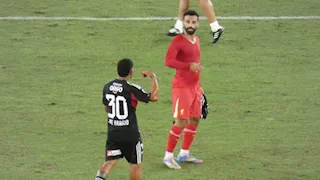 مشجع يمنح محمد صلاح هدية مميزة عقب مباراة يوكوهاما الودية