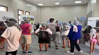 برعاية المحافظ.. سائحون يشاركون في معرض التراث بمتحف شرم الشيخ 