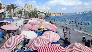 أعلى نسبة إشغال.. ماذا يحدث على شاطئ المندرة العام بالإسكندرية؟ (صور)