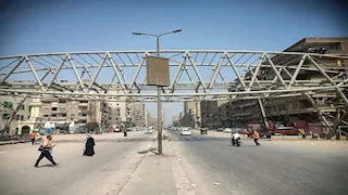 الانتهاء من تركيب كوبري المشاة الجديد بمحور العصار فى شبرا الخيمة -صور