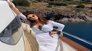 إليسا تخطف الأنظار بإطلالة جريئة في عرض البحر