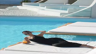 بسمة بوسيل داخل حمام سباحة بالمصيف.. والجمهور يعلق (صور)