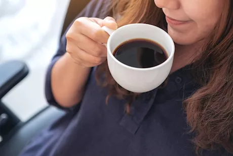 ماذا يحدث لجسدك عند شرب القهوة على الريق؟ بين الفوائد والمخاطر