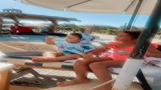 5 صور لزوجة ياسر إبراهيم وأولاده في المصيف