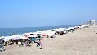  جردل وعوامة وشمسية.. شواطئ بورسعيد تزدحم بالمصطافين -صور