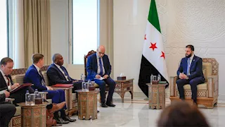 الشرع ووزير خارجية بريطانيا يبحثان تعزيز التعاون والتطورات الإقليمية