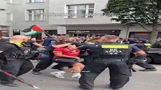 "بقميص الأهلي".. الشرطة الألمانية تلقي القبض على المتظاهرين في برلين (فيديو)