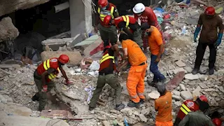 مقتل 27 شخصا جراء انهيار مبنى في باكستان 