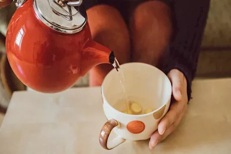 إضافات على الشاي تقلل من الانتفاخ... احرص على تناولها