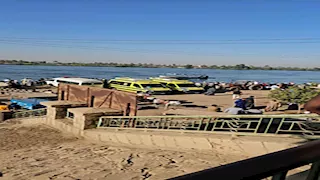الإنقاذ النهري يحاول انتشال جثتين داخل سيارة سقطت في نهر النيل بقنا - صور 