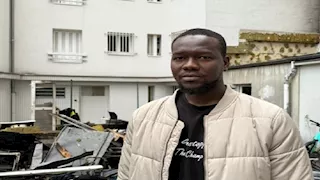 مهاجر إفريقي يخاطر بحياته لإنقاذ عائلة من حريق في باريس (فيديو)