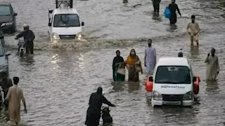 الأمطار الغزيرة والفيضانات الغامرة تودي بحياة نحو 72 شخصًا في باكستان