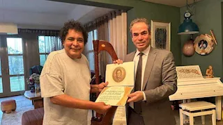 المسلماني يمنح محمد منير وسام ماسبيرو للإبداع