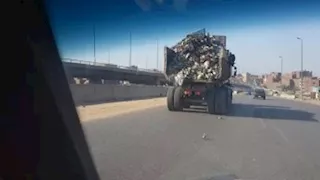 سقوط أجزاء من حمولة النقل.. تعرف على عقوبة السائقين؟