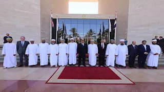 وزير العدل يستقبل وفدًا قضائيًا من عُمان لتعزيز العلاقات القانونية بين البلدين