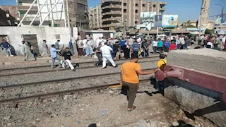 أشلاء على القضبان.. قطار يصدم شقيقتين بمزلقان قويسنا في المنوفية (صور)