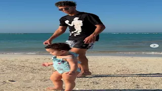 3 صور لإمام عاشور مع ابنته في المصيف 