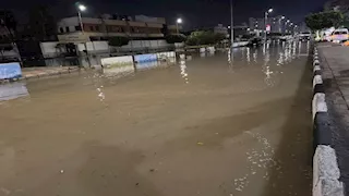 المياه دخلت البيوت.. كسر بماسورة مياه يغرق شوارع مجمع المحاكم بالإسماعيلية 
