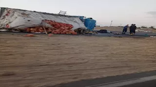 انقلاب سيارة نقل محملة بزيت الطعام.. ماذا حدث بالطريق الغربي في الفيوم؟ (صور)