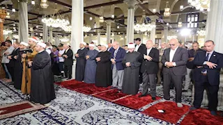 وزير الأوقاف يؤدي صلاة الجمعة بمسجد الإمام الحسين بحضور محافظ القاهرة 