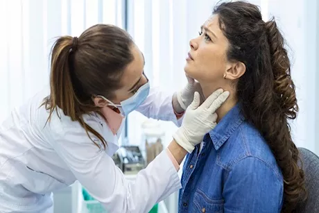 تشعر بتقلبات مزاجية وقلق وأرق؟.. قد تكون الغدة الدرقية هي السبب