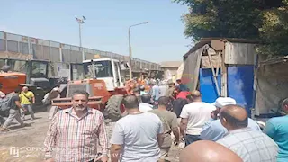 بالصور- إزالة آثار ومخلفات حريق أكشاك ومحلات الباعة بـ شبرا الخيمة