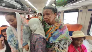 وداع بالورود في محطة مصر.. 19 صورة لقطار العودة الرابع لنقل السودانيين