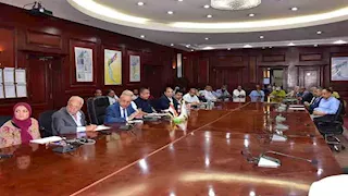 محافظ الأقصر يناقش خطة مشروع القطار السريع